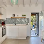 Marquerite Moraira, 5 Minutes From