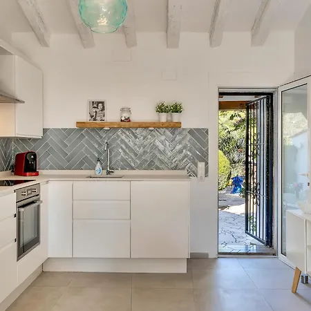 Marquerite Moraira, 5 Minutes From