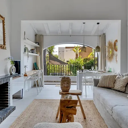 Marquerite Moraira, 5 Minutes From