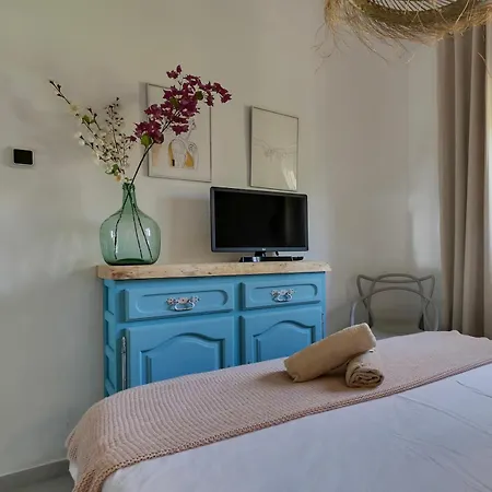 Marquerite Moraira, 5 Minutes From