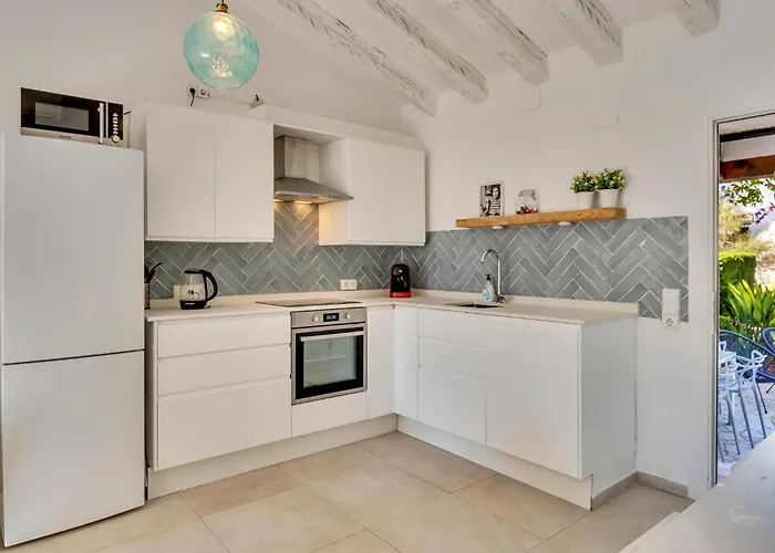 Marquerite Moraira, 5 Minutes From Vila