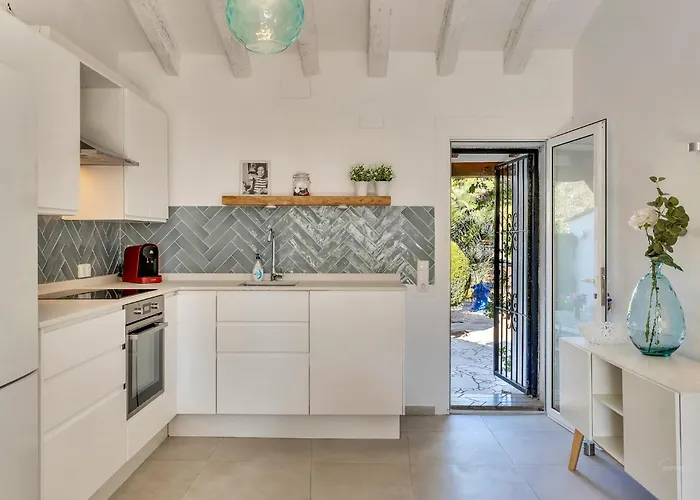 Marquerite Moraira, 5 Minutes From
