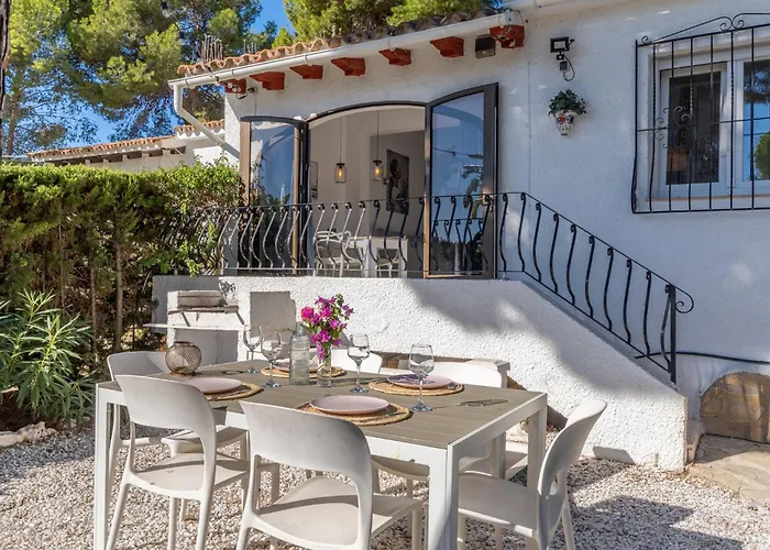 Marquerite Moraira, 5 Minutes From