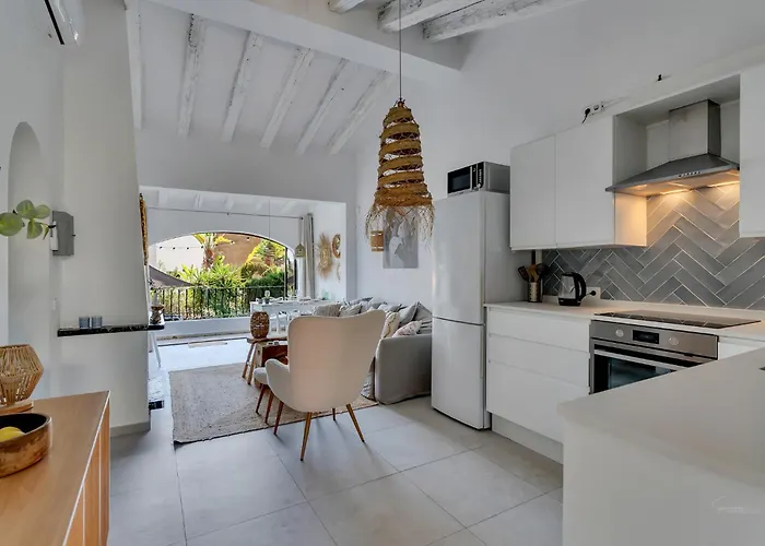 Marquerite Moraira, 5 Minutes From Vila *