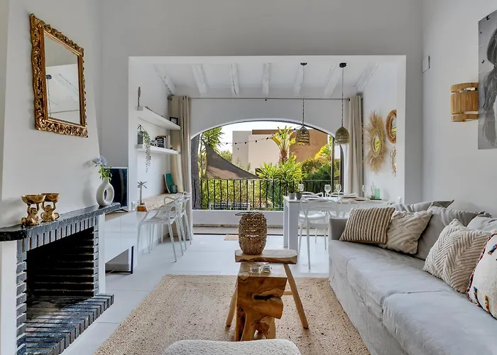 Marquerite Moraira, 5 Minutes From