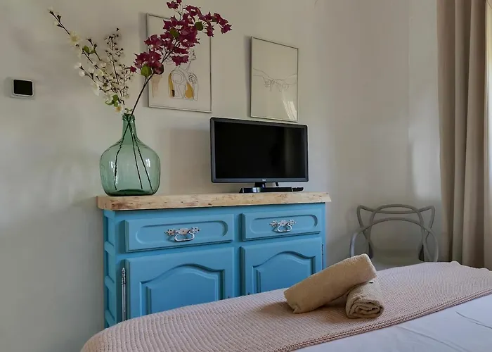 Marquerite Moraira, 5 Minutes From